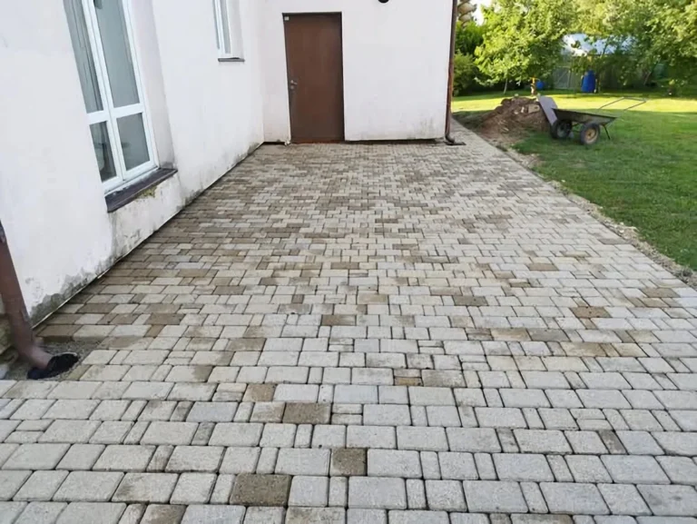 Tas pats bruģakmens segums pēc mazgāšanas – gaišs un tīrs
