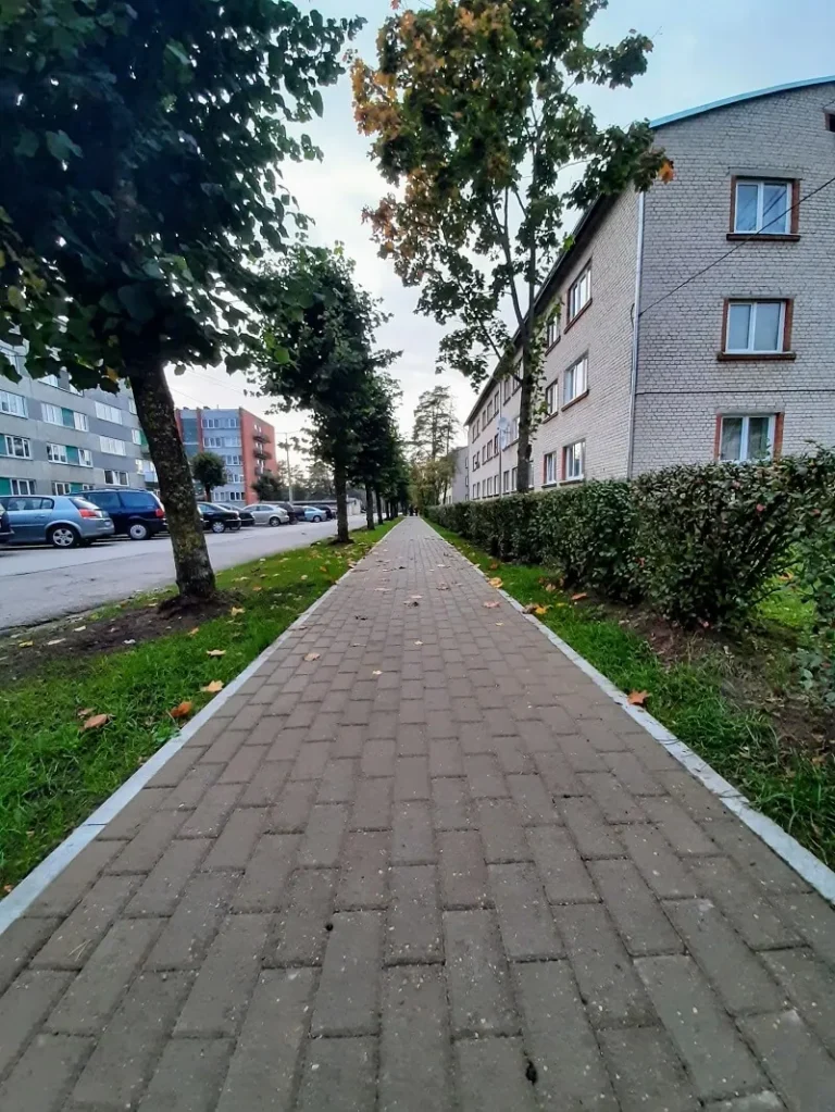 Pilsētas ietve no bruģakmens ar apmalēm gar dzīvojamām mājām